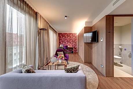 One-Bedroom King Suite - Annex