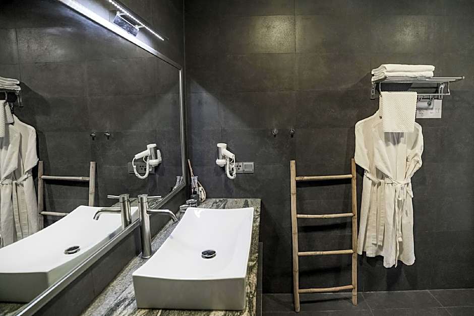 White Boutique Hotel and Restaurant