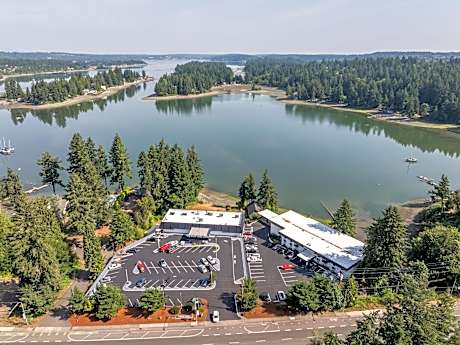 Oyster Bay Inn & Suites