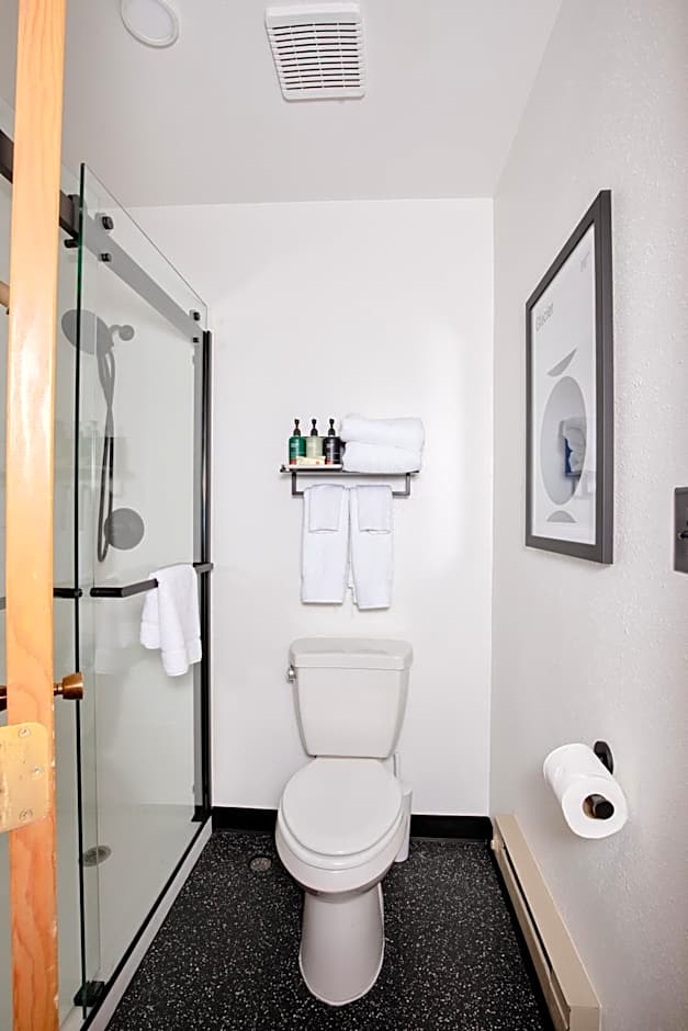 Loge Glacier – Essex, MT
