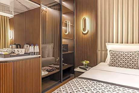 Deluxe Double Room with Side Sea View