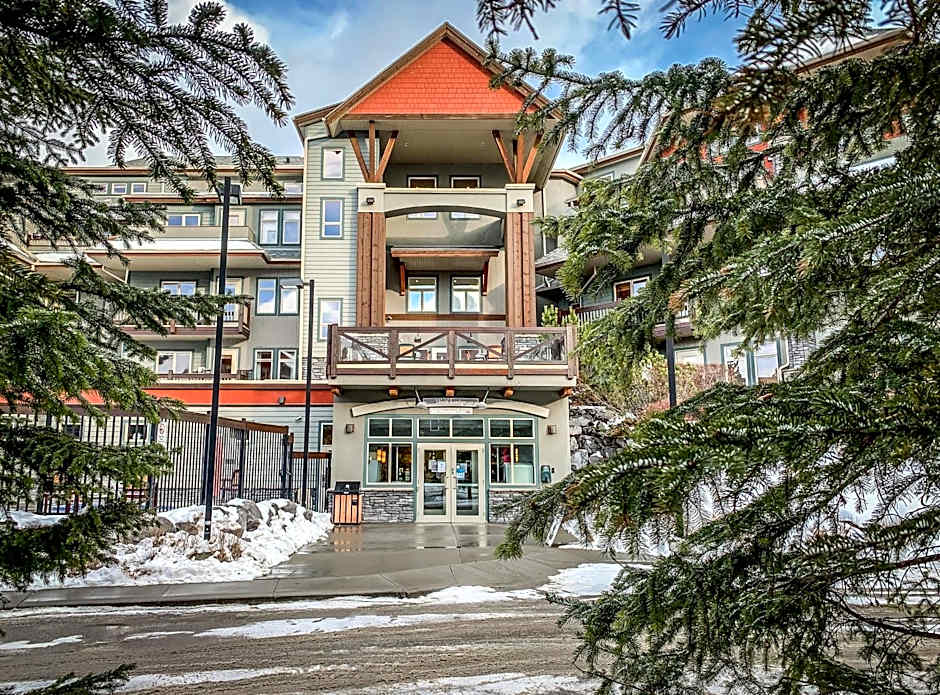 Suites with Pool & Hot tubs managed by Little Sister Getaways