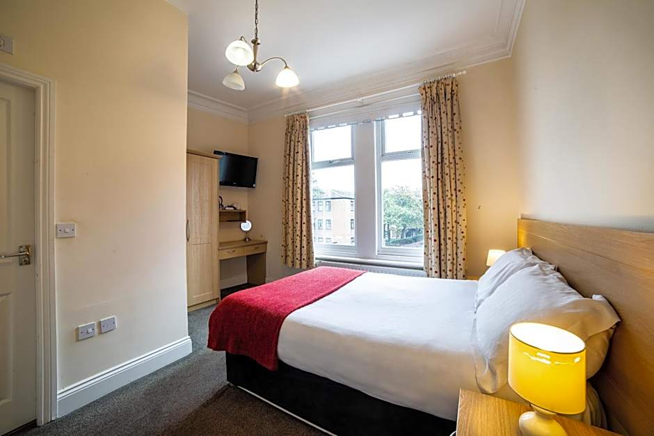 OYO The Douglas Hotel