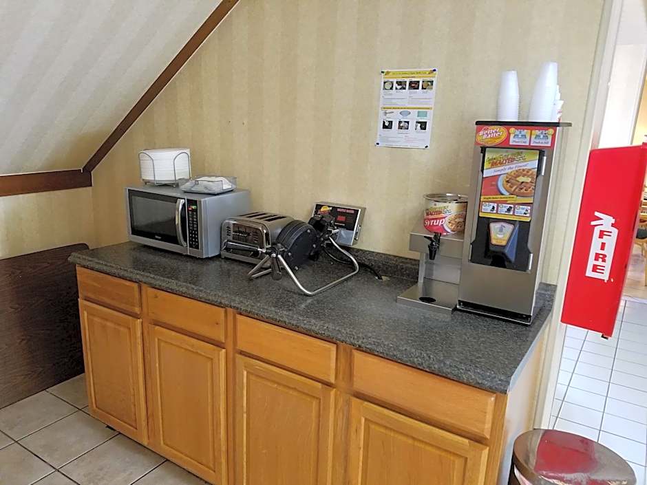 Super 8 by Wyndham Bentonville