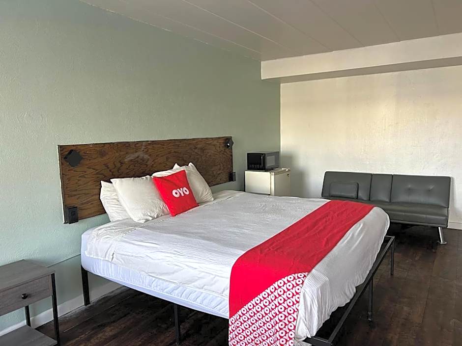 OYO Hotel Downtown Peoria IL I-74