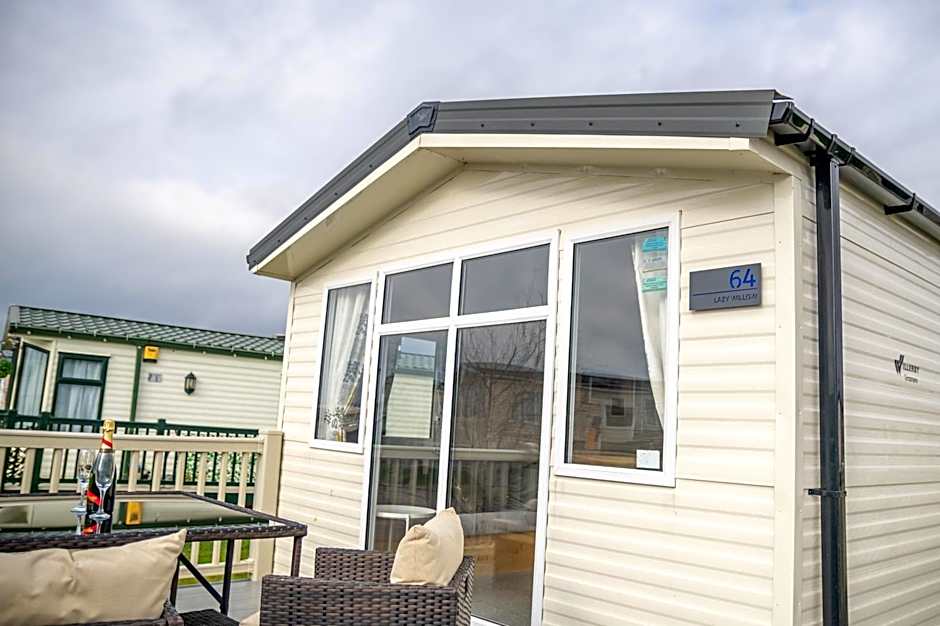 64 lancaster The lazy willow 3 bedroom hot tub caravan tattershall lakes