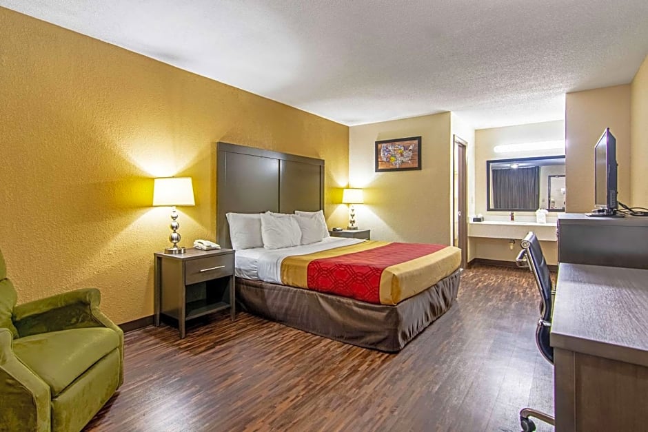 Econo Lodge Inn & Suites East