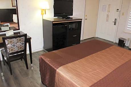 Queen Room - Non-Smoking