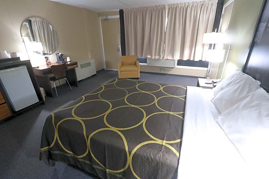 Super 8 by Wyndham Hearst ON