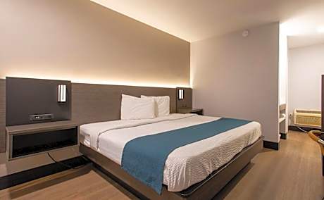 1 King Bed | Non-Smoking, Micfridge