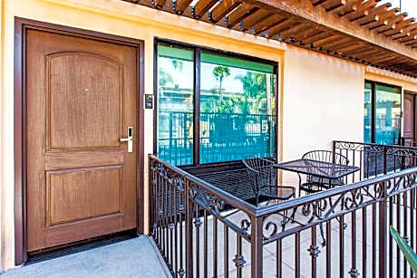 Standard Room, 1 King Bed, Patio, Non-Smoking
