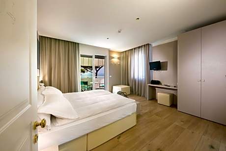 Deluxe Triple Room with Sea View