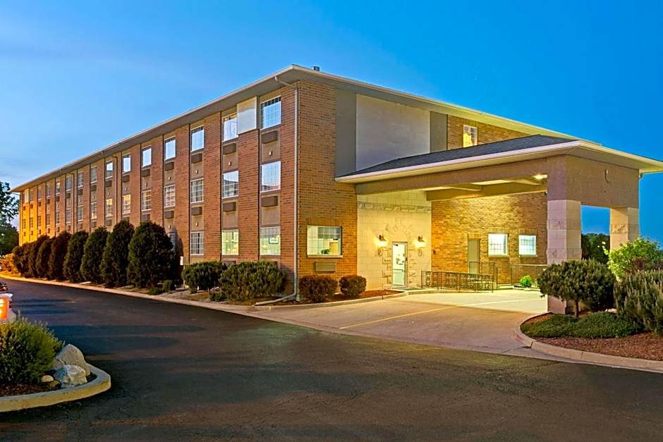 Super 8 by Wyndham Gurnee