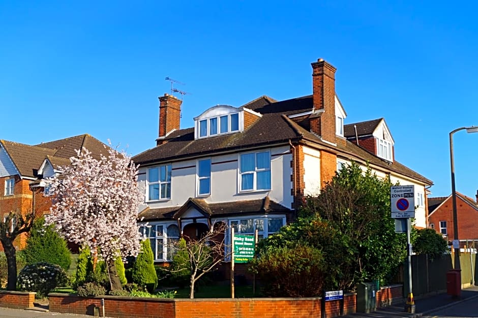 Ricky Road Guest House - Premium