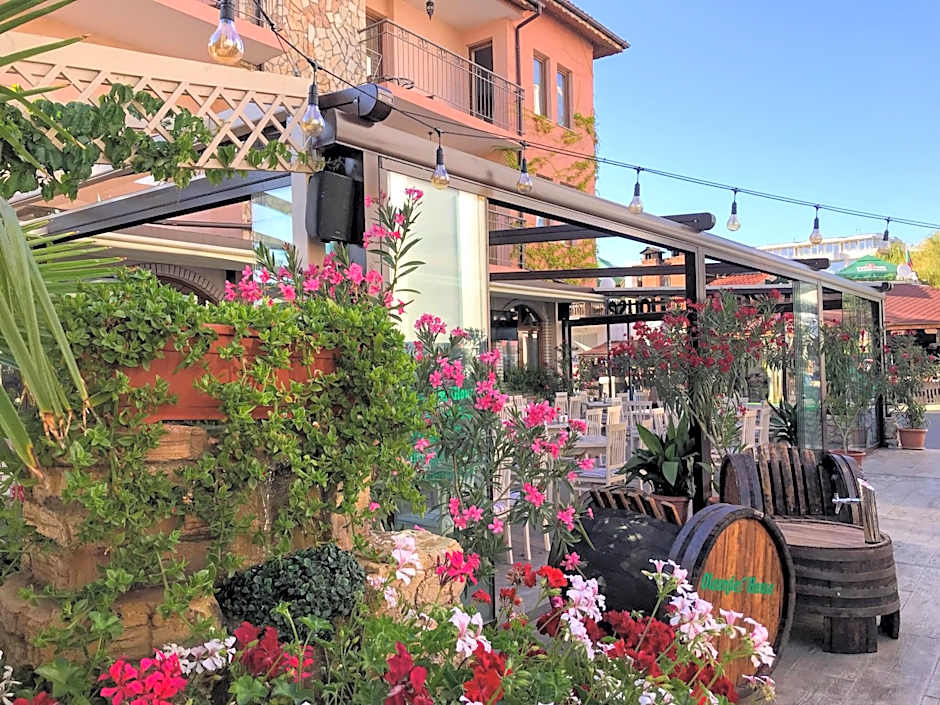 Oleander House and Tennis Club