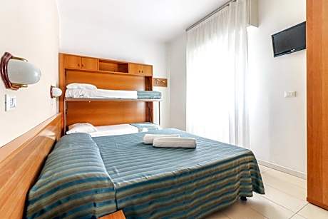 Quadruple Room with Terrace