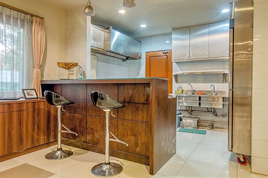 RedDoorz Plus near Dharmawangsa Square