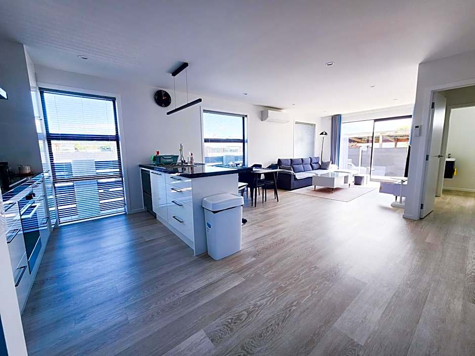 New Modern Townhouse Near Town& Beach