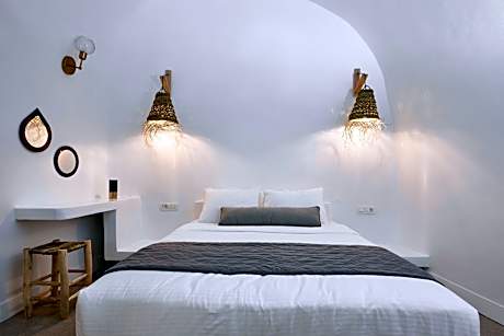 Superior Cave Villa with Outdoor Hot Tub and Caldera View