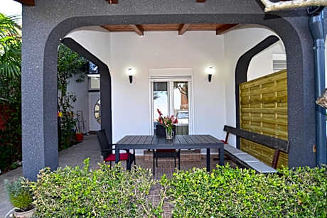 Welcoming apartment with shared pool