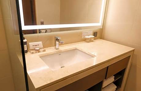 [TWOTWO PKG] Standard Queen with access to pool for 2 sessions & Late check out til 2pm