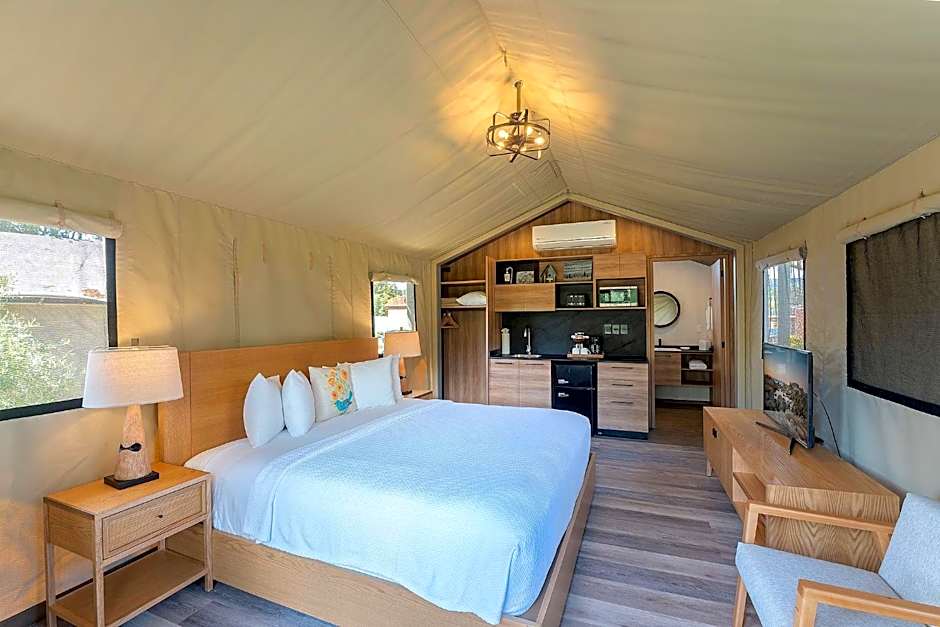 Photo 1 of 9 of 1 Queen Bed Cabin