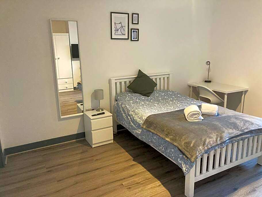 Newly refurbished studio, great location 8 studios