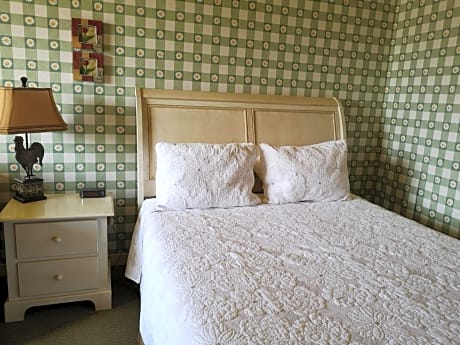 Country-Style Queen Room