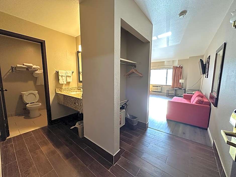 Rodeway Inn & Suites Madison East