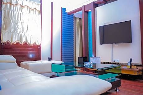 King Suite with Spa Bath - Non-Smoking