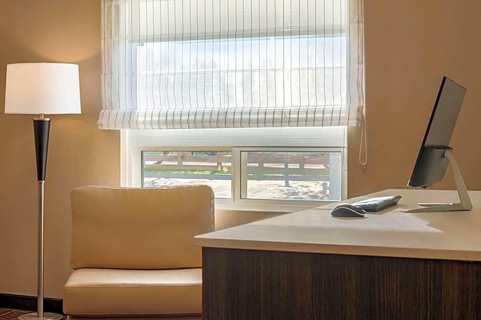 Super 8 by Wyndham Thompson