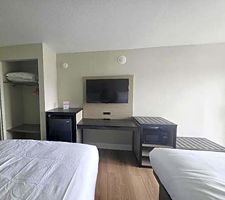 Quadruple Room with Two Queen Beds and Roll-In Shower - Disability Access/Non Smoking