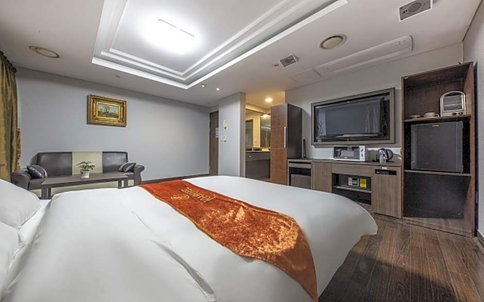 Photo 1 of 18 of Suite