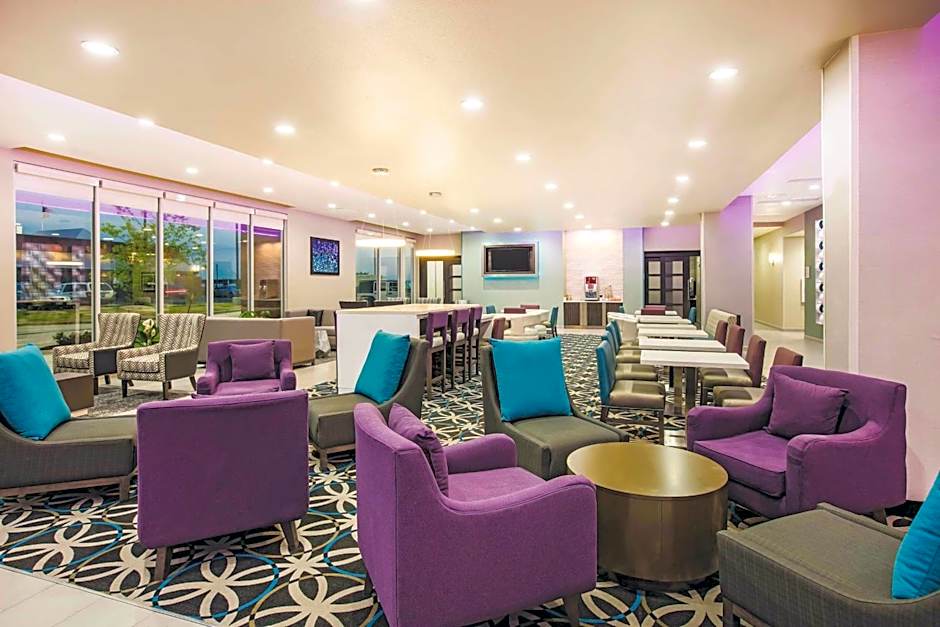 La Quinta Inn & Suites by Wyndham Dallas Plano - The Colony