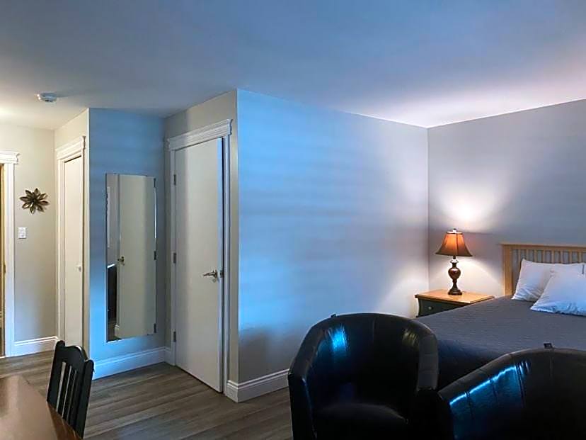 Photo 1 of 10 of 1 Queen Bed, Accessible