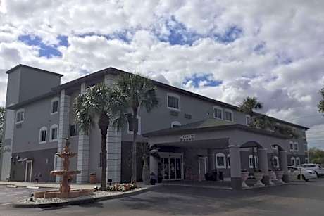 Days Inn & Suites by Wyndham Bonita Springs North Naples
