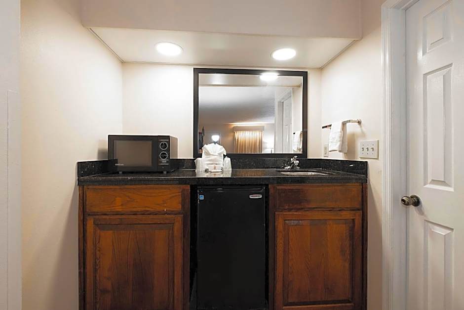 Red Roof Inn & Suites Calhoun