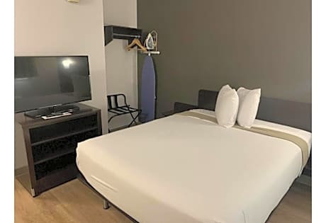 1 King Bed | Premium, Micfridge