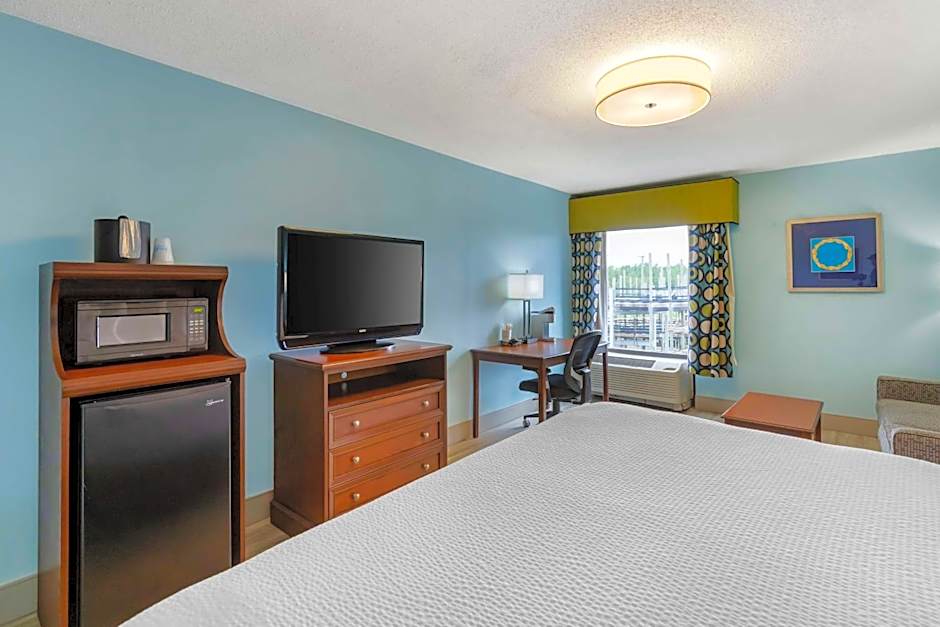 Photo 1 of 4 of 1 King Bed with Sofabed