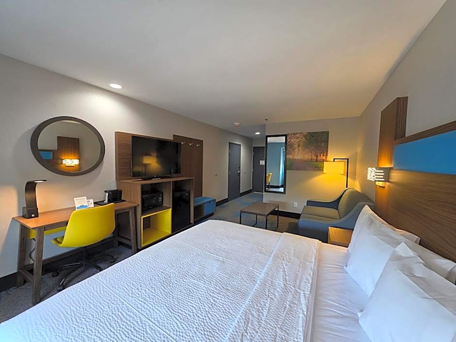 Days Inn & Suites by Wyndham Brandon Amphitheater