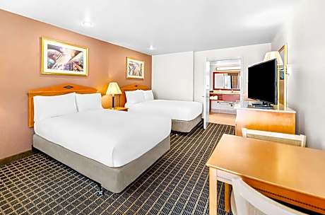 Double Room with Two Double Beds and Bath Tub - Disability Access