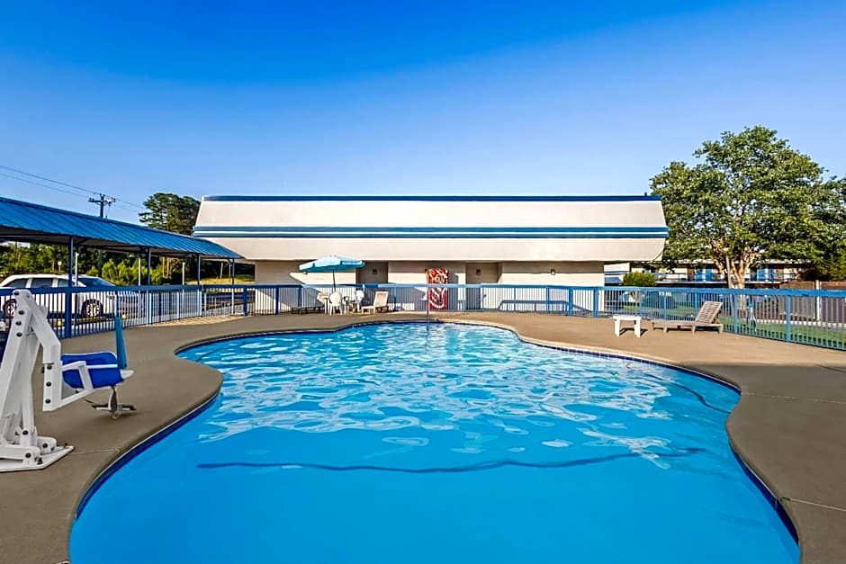 Super 8 by Wyndham Commerce