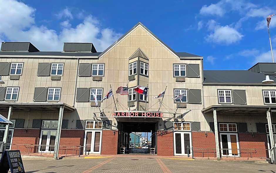 Harbor House Hotel and Marina at Pier 21