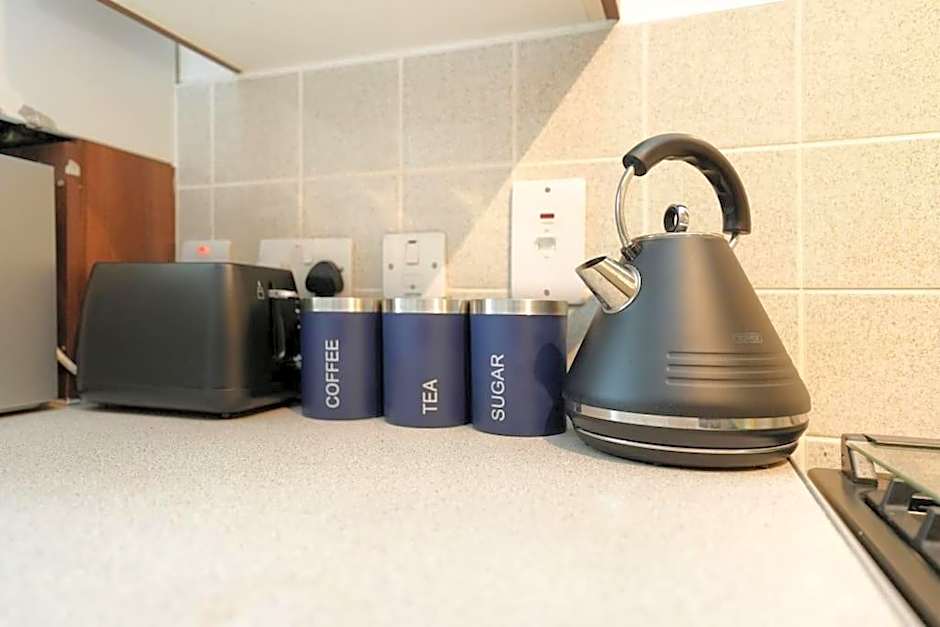 London Oasis Flat with High-Speed Broadband and Free Parking