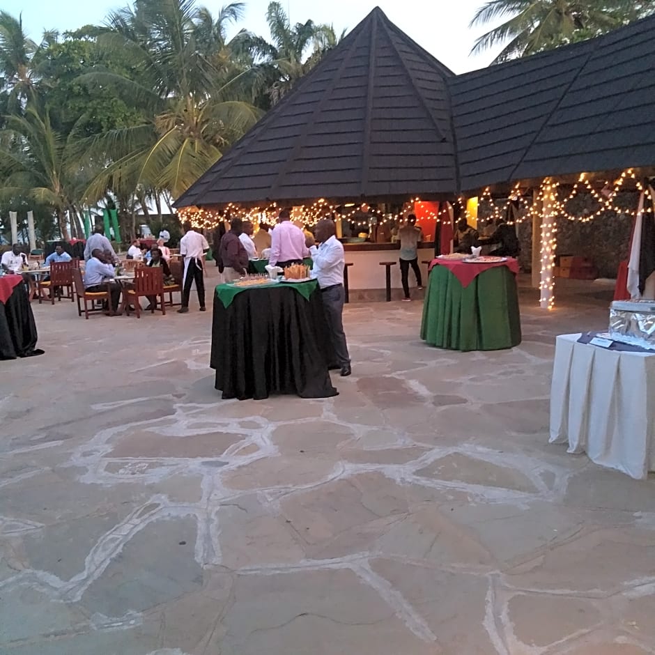 Travellers Beach Hotel & Club