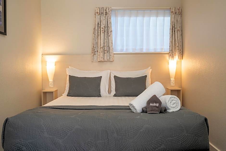 Hananui Lodge and Apartments