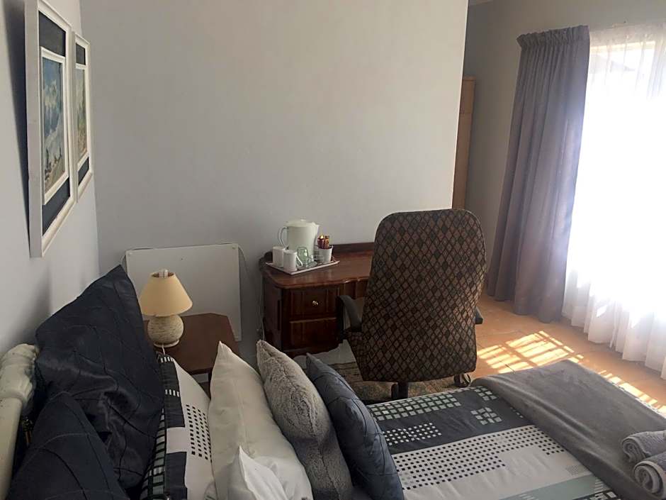 Foto 1 de 13 de Double Room with Private Bathroom