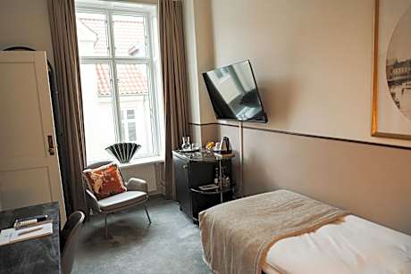 Queen's Single Room