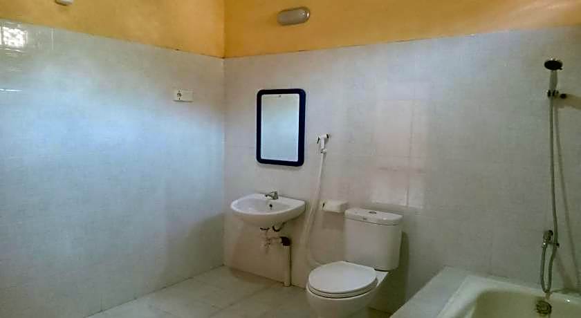 Capital O 93391 Golden Manggis Hotel Near SMKN 1 Lingsar