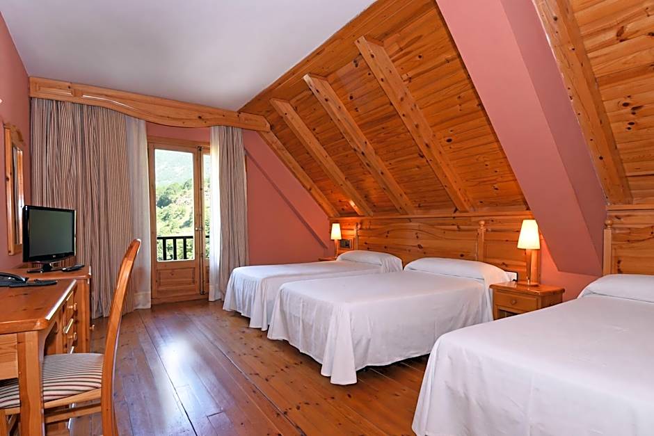 Zdjęcie 1 z 5 — Triple Attic Room